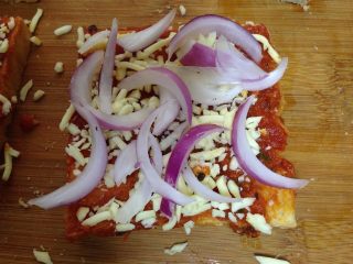 17、吐司魔方披萨,其中一份加入洋葱丝