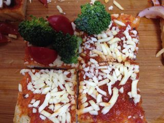 20、吐司魔方披萨,其中一份加入西兰花和圣女果