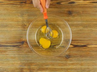 1、快手番茄疙瘩汤,西红柿1个切丁，鸡3个打散