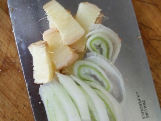 3、#猪年#辣椒炒肉,葱姜切好备用