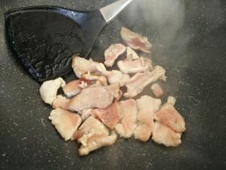 4、#猪年#辣椒炒肉,热锅凉油，放肉片，炒至颜色发白