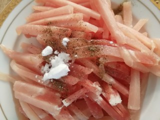 4、青椒炒肉丝,放入黑胡椒粉，淀粉，1小勺油，拌匀。