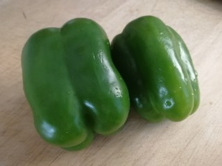 5、青椒炒肉丝,青椒洗干净。