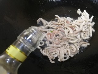 8、青椒炒肉丝,刚一变色加白酒，文火烹香。