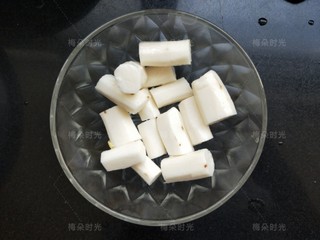 2、排骨玉米汤,山药削皮。切段。山药也可换成胡萝卜。