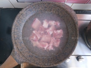 5、排骨玉米汤,炒锅内加水，排骨冷水下锅。煮出血沫捞出，