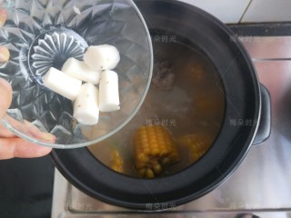 9、排骨玉米汤,30分钟后加入山药。继续炖煮20分钟。可以加几个枸杞。