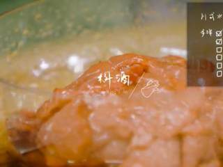 4、川式水煮牛肉,加水,用手抓打,放油和料酒腌制