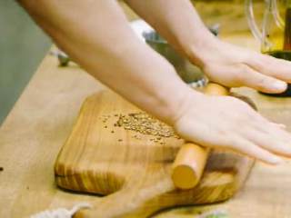 6、川式水煮牛肉,炒好的花椒加入少许盐,捣碎,倒在砧板上用擀面杖碾压