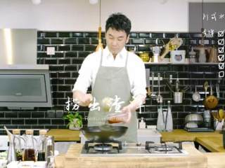 13、川式水煮牛肉,捞出渣滓,依次放葱段和春笋翻炒