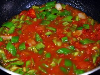 10、超下饭之红三剁,炒至断生。