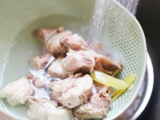 6、莲藕排骨汤,净水洗净沥干备用。