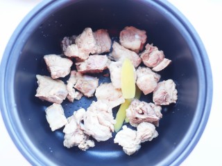 7、莲藕排骨汤,排骨放入巧釜脱糖电饭煲中。