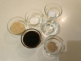 2、台式雞肉飯,調味料：糖、鹽、鮮味素、醬油、米酒、白胡椒粉