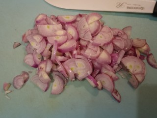 12、台式雞肉飯,紅蔥頭切片，等等一炒就會散開變絲。