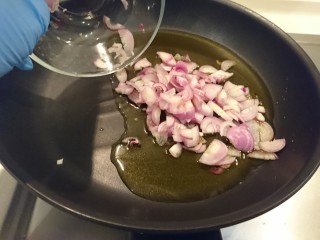 16、台式雞肉飯,加入紅蔥頭，慢火炒香到變金黃色。