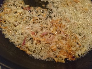 19、台式雞肉飯,炒到變色為止。