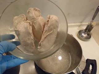 20、台式雞肉飯,撈起雞胸肉，加蓋等降溫。