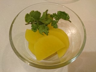 28、台式雞肉飯,準備好黃色鹽漬大蘿蔔片跟少許香菜。