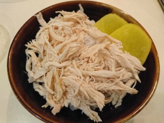 32、台式雞肉飯,配上鹽漬黃蘿蔔片。