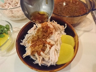 33、台式雞肉飯,澆上紅蔥雞油淋醬。