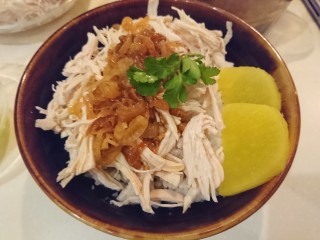 34、台式雞肉飯,配上香菜。完成！