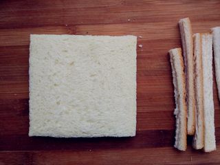 4、快手棒棒糖三明治,吐司片切去四周边缘