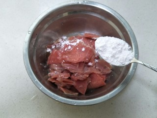 4、水煮肉片,接着再加一勺淀粉