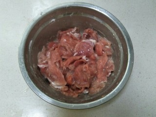 5、水煮肉片,搅拌均匀腌制二十分钟