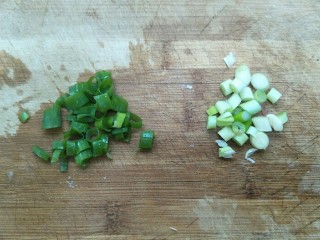 6、水煮肉片,一棵葱切葱花，把葱白和葱叶分开放。