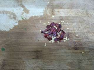 9、水煮肉片,辣椒切成段，当然如果喜欢吃辣可以多放。