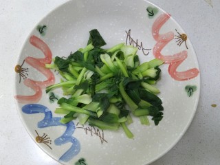 11、水煮肉片,油菜开水烫熟捞出来放在一个大碗中。