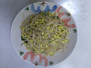 12、水煮肉片,黄豆芽叶烫熟捞在大碗中备用