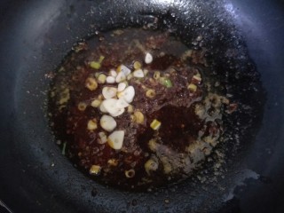 15、水煮肉片,郫县豆瓣酱用小火慢慢的炒出红油后，加入葱姜蒜和辣椒段继续煸炒