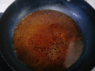 16、水煮肉片,加入适量的水，分别加入盐和少许糖烧开。