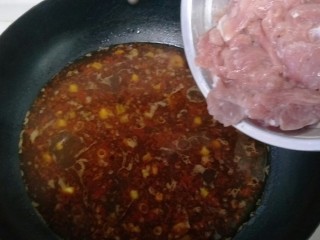 17、水煮肉片,烧烤后加入腌制好的肉片，慢慢划散。