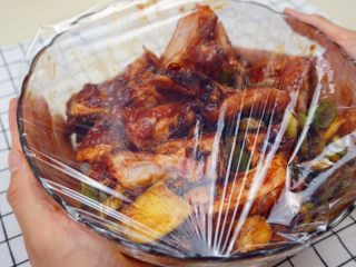 7、蜜汁烤排骨,盖一层保鲜膜，放冰箱冷藏腌制四小时。