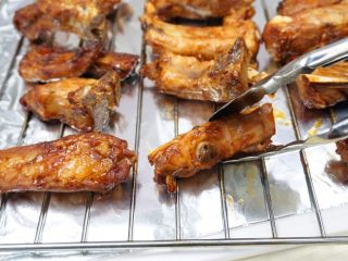 10、蜜汁烤排骨,中途取出反面。