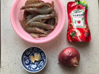 1、蒜蓉茄汁葱香开背虾,首先我们准备好所有食材