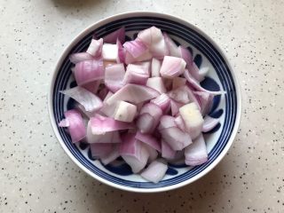 4、蒜蓉茄汁葱香开背虾,洋葱去皮洗净之后切成小块