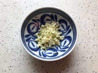 5、蒜蓉茄汁葱香开背虾,大蒜去皮洗净之后切成末