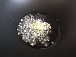 7、蒜蓉茄汁葱香开背虾,下大蒜，小火煸香