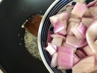 8、蒜蓉茄汁葱香开背虾,下洋葱，转中大火，翻炒片刻