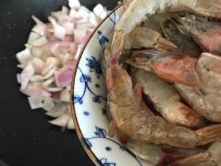 9、蒜蓉茄汁葱香开背虾,下海虾（撇去腌制过程中产生的汁水）