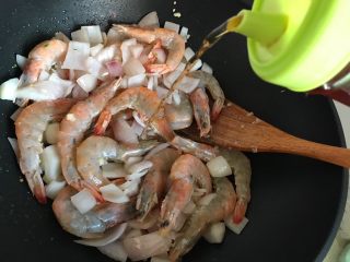 11、蒜蓉茄汁葱香开背虾,加适量料酒