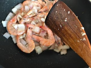 12、蒜蓉茄汁葱香开背虾,翻炒均匀