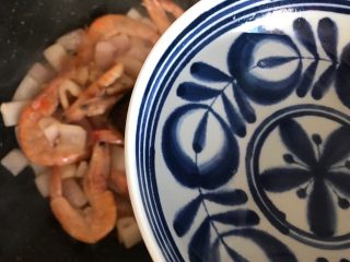 13、蒜蓉茄汁葱香开背虾,加适量热开水