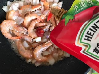 14、蒜蓉茄汁葱香开背虾,加番茄酱
