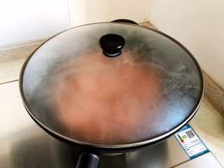 16、蒜蓉茄汁葱香开背虾,盖上锅盖，转中小火焖煮2.3分钟