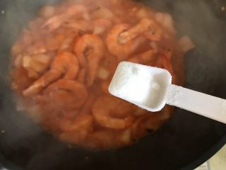 17、蒜蓉茄汁葱香开背虾,待锅内汤汁差不多收紧，加一小勺细盐
